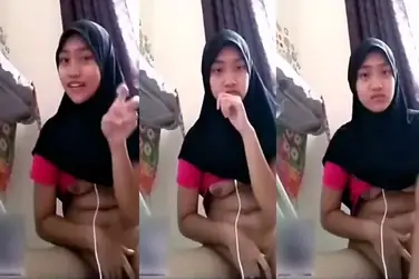 Bokep Jilbab Ukhti Cantik Main Kamera HP di Kamar poster