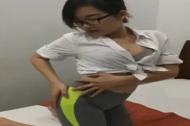 Cewek Kacamata Seksi Goyang Panas Paling Hot 2026 poster